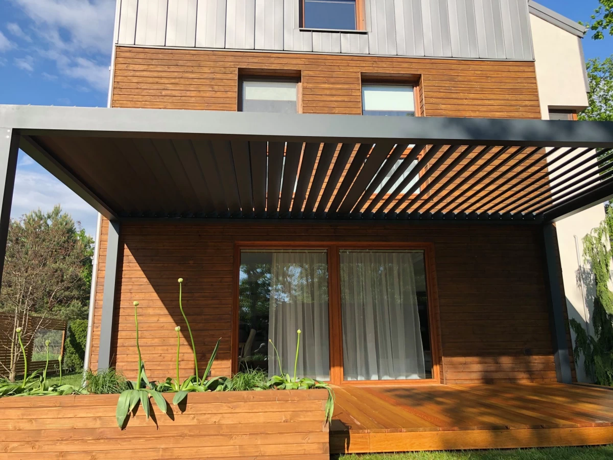Pergola aluminiowa nad tarasem