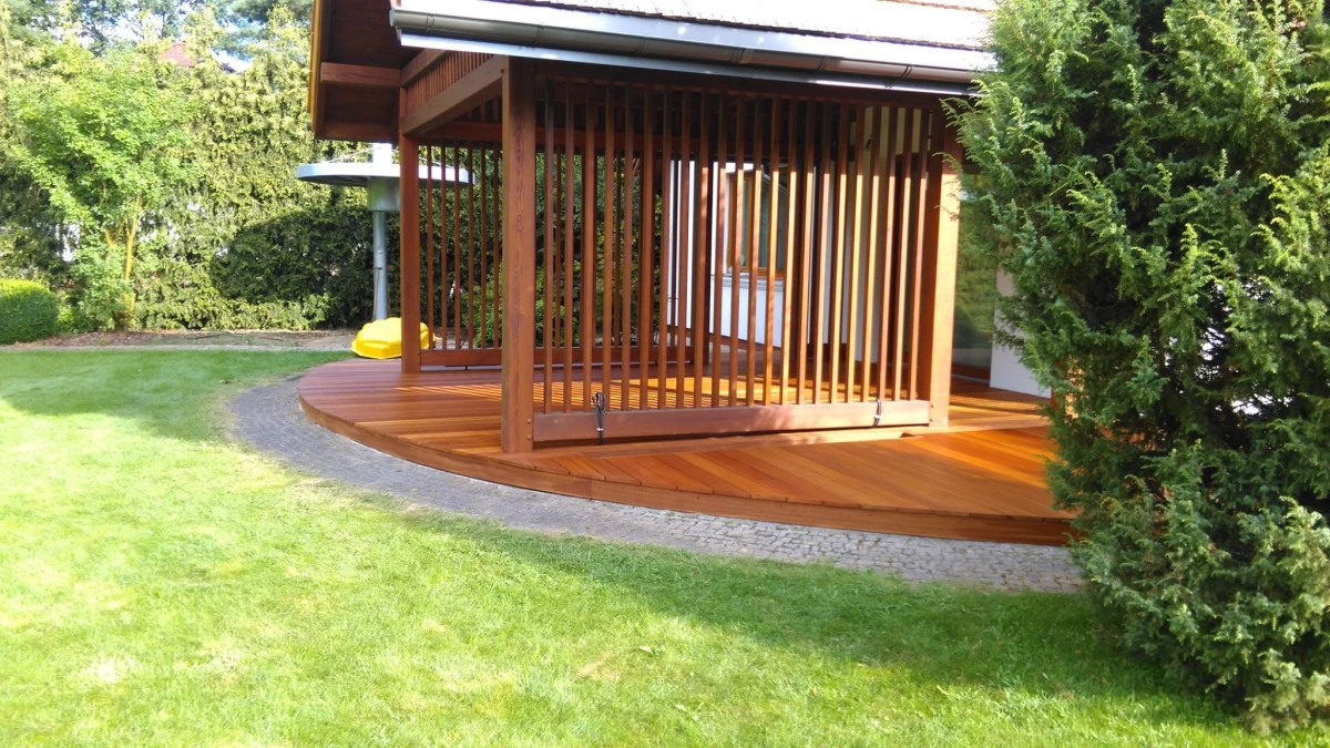 Taras drewniany z patio w Warszawie
