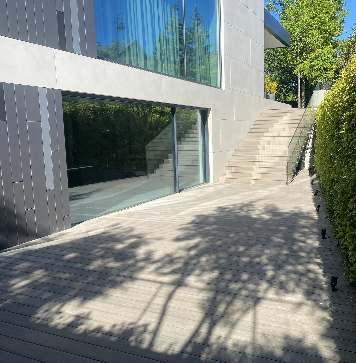 Taras kompozytowy w nowoczesnej architekturze w Warszawie